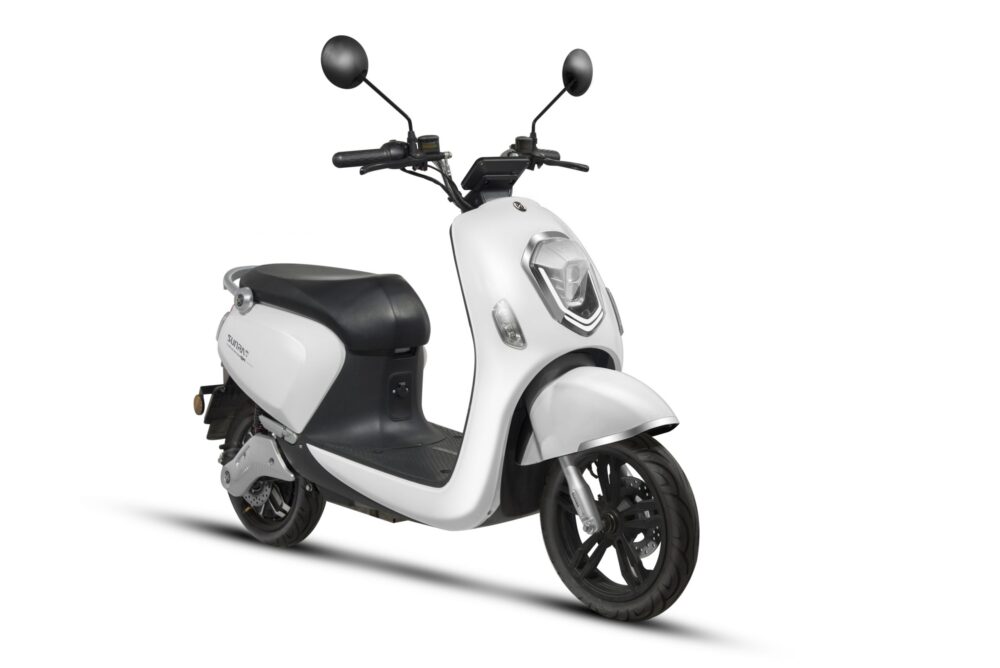 ZT-23 Elektroscooter in Weiß, Studioaufnahme