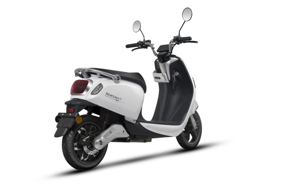 ZT-23 Elektroscooter in Weiß, Studioaufnahme