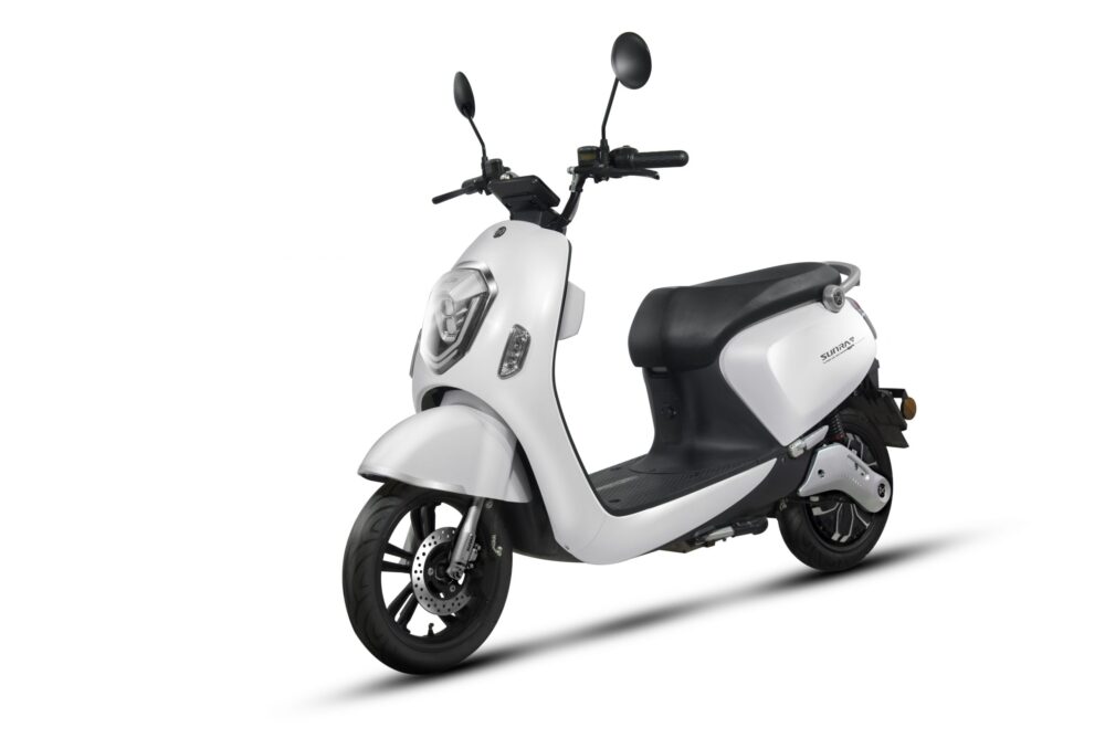 ZT-23 Elektroscooter in Weiß, Studioaufnahme